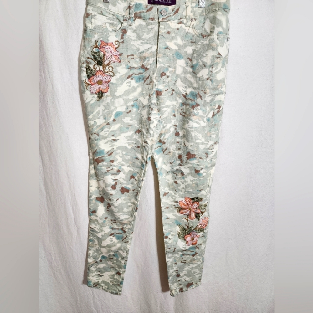 SALE 5 for $55 NWOT GLORIA VANDERBILT AMANDA  Camo Jeans